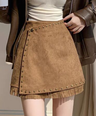 Tight brown skirt